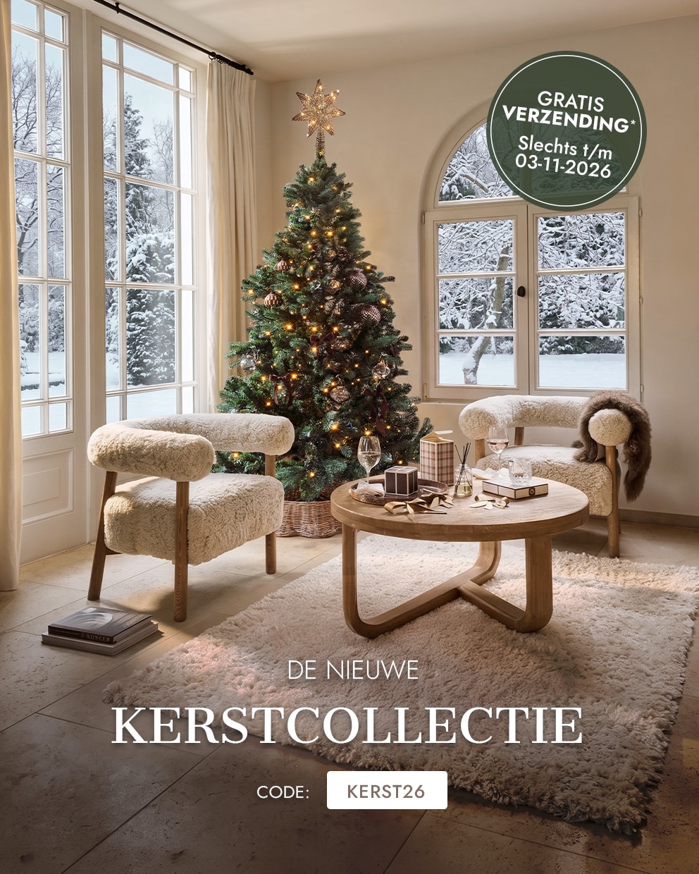 Gezellige woonkamer met versierde kerstboom, lichte houten meubels en zachte crèmekleurige beklede stoelen