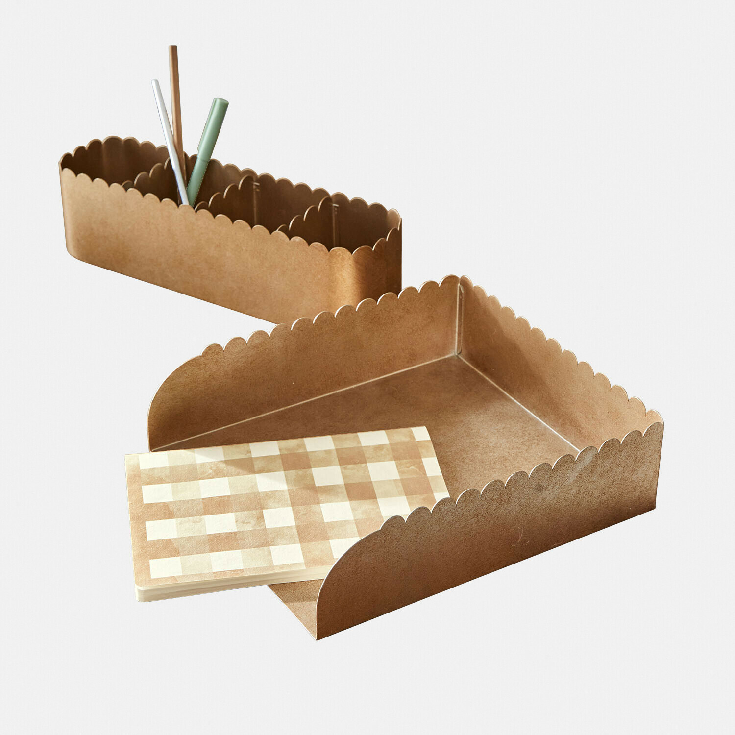 Bruine MDF organizer met golvende randen, vakken en geruit notitieblok voor bureau