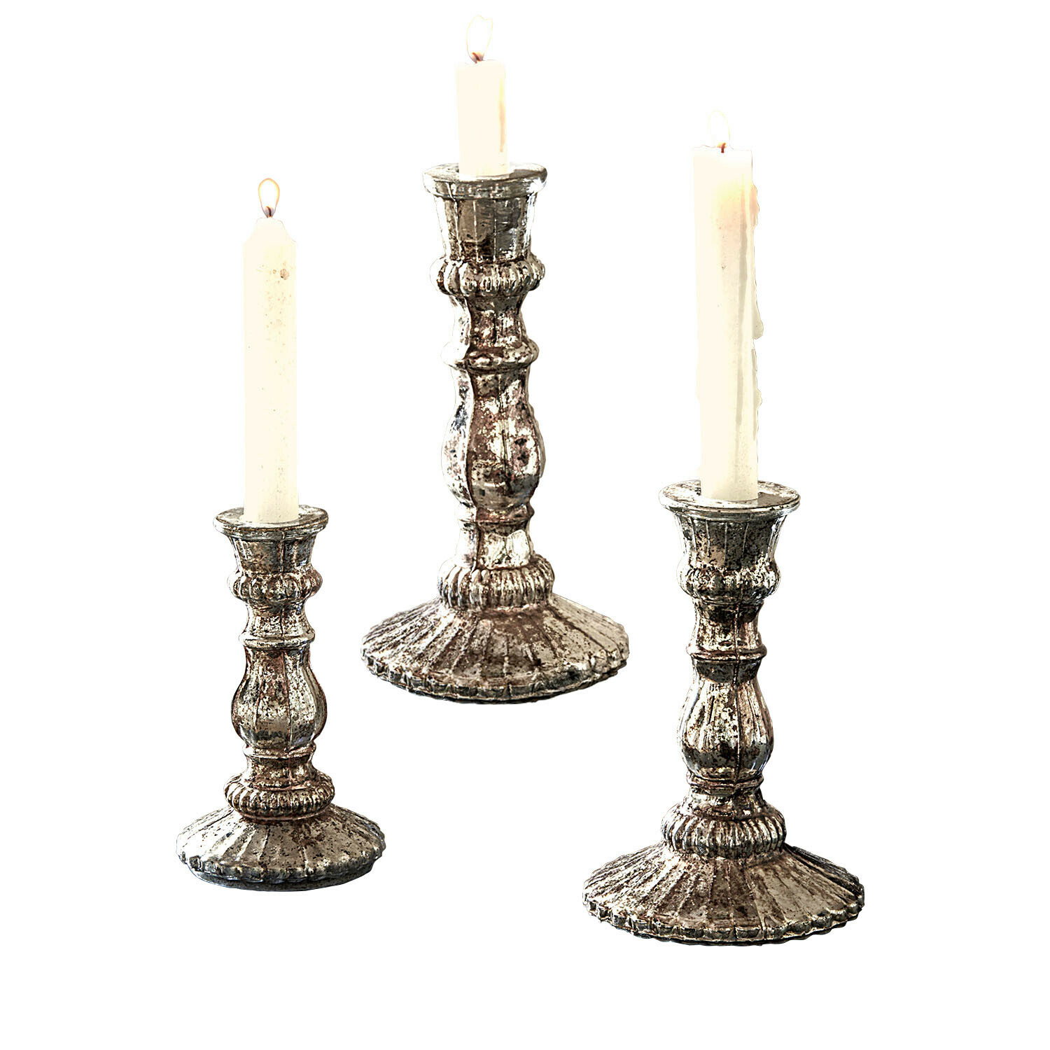 Kandelaar set van 3 Favalina Set van drie metalen kandelaren in vintage stijl met witte kaarsen voor interieurdecoratie