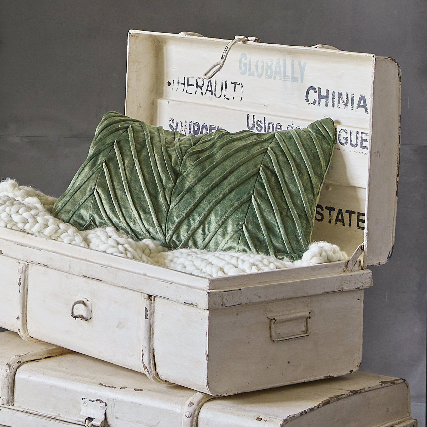 Kussenhoes Maillane Groen fluwelen kussen met decoratieve stiksels in een witte, verouderde houten kist