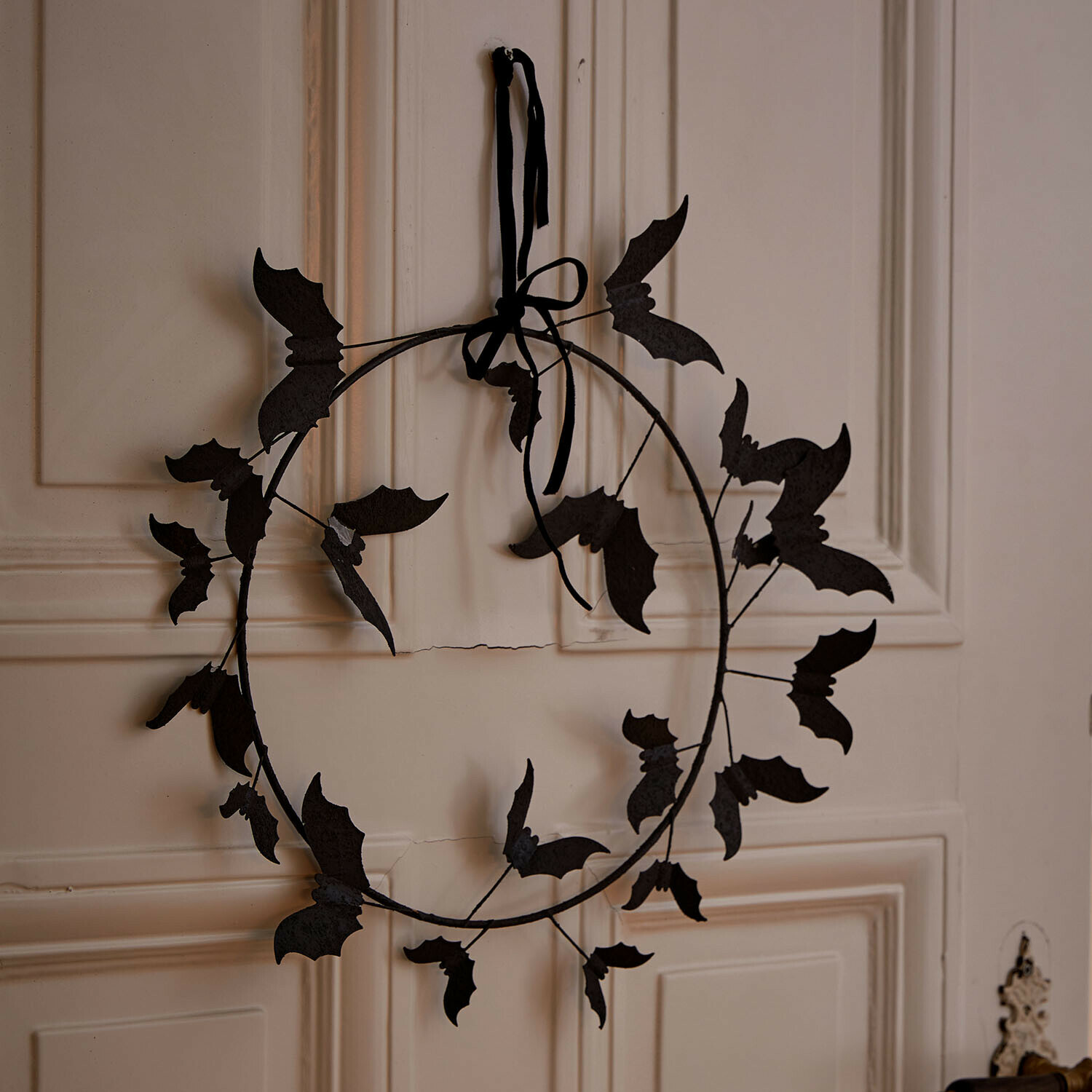 Krans Brynnach Decoratieve zwarte metalen krans met vleermuizenmotief, perfect voor Halloween en wanddecoratie