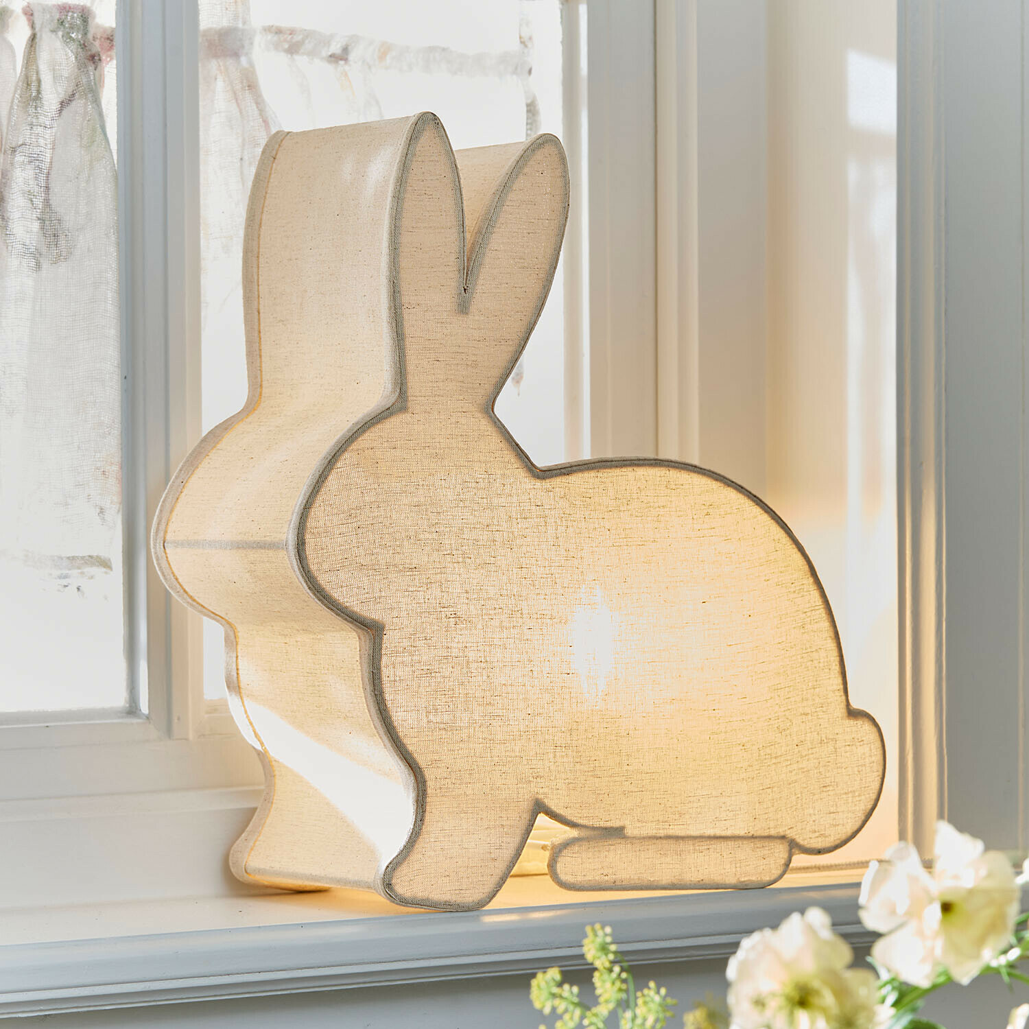 Decoratieve konijnenlamp van beige stof, geschikt voor sfeervolle en gezellige verlichting