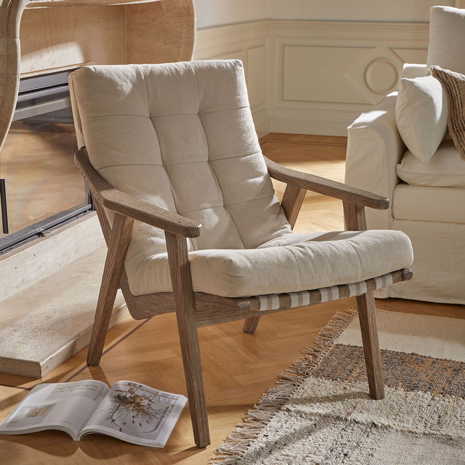 Fauteuil met lichtbeige stof en houten frame in natuurlijke kleur, geschikt voor woonkamer