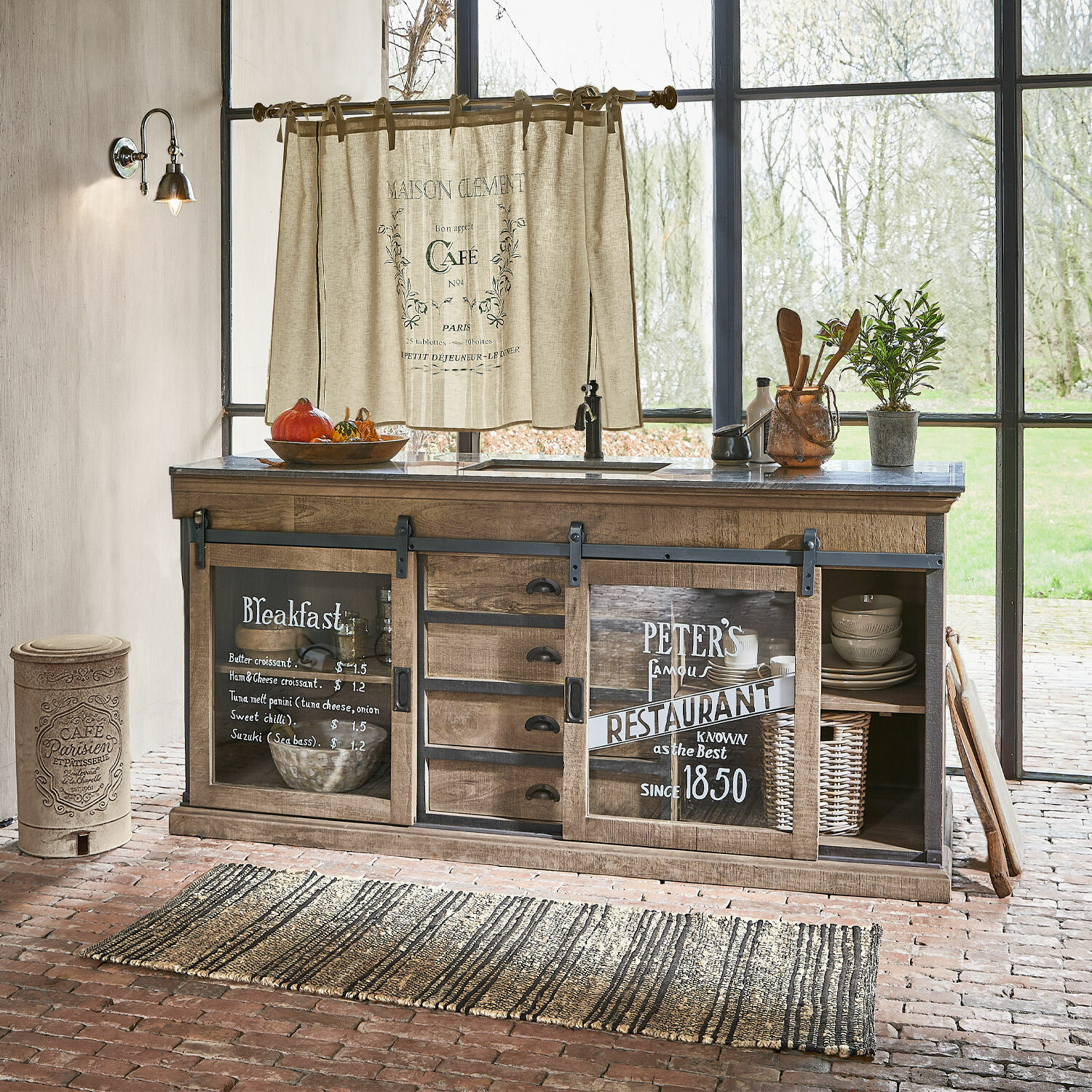 Gootsteenkast Holbrook Rustieke houten keukenkast met schuifdeuren en lades, decoratieve tekst op glas