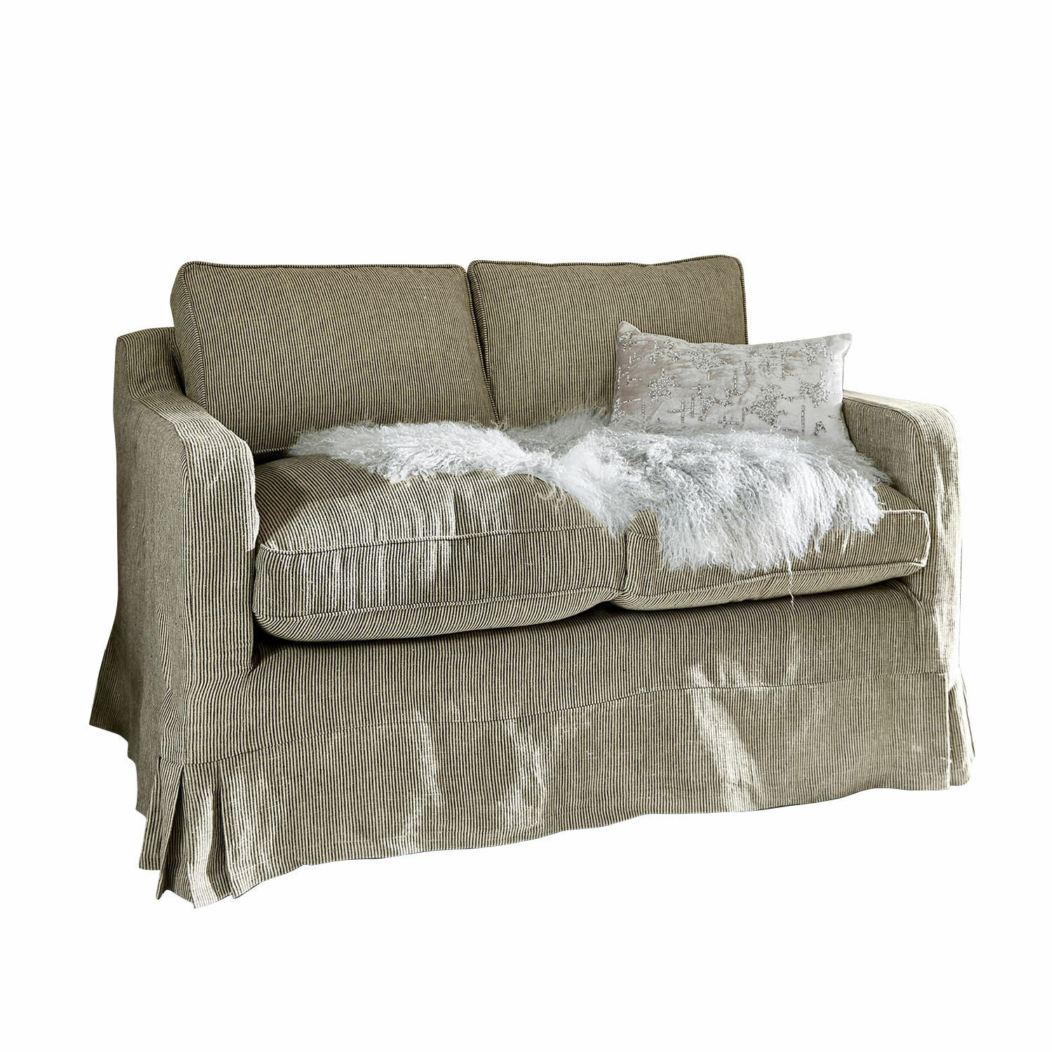 Bank Briarcliff Twee-zits bank in beige gestreepte stof met witte bontdeken en lichtgekleurde sierkussen