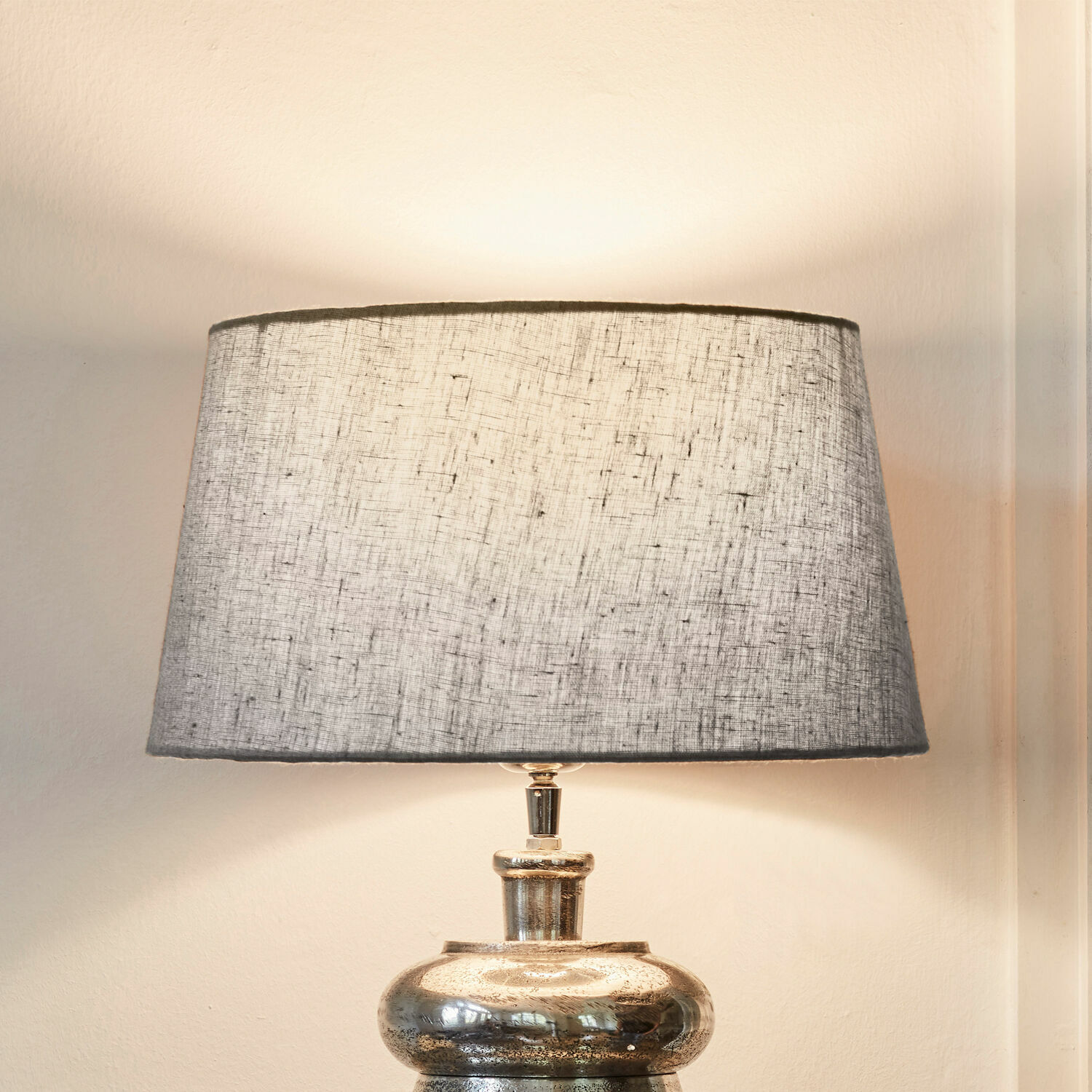 Lampenkap Anfor Tafellamp met metalen voet en grijze stoffen kap, decoratieve verlichting voor woonkamer