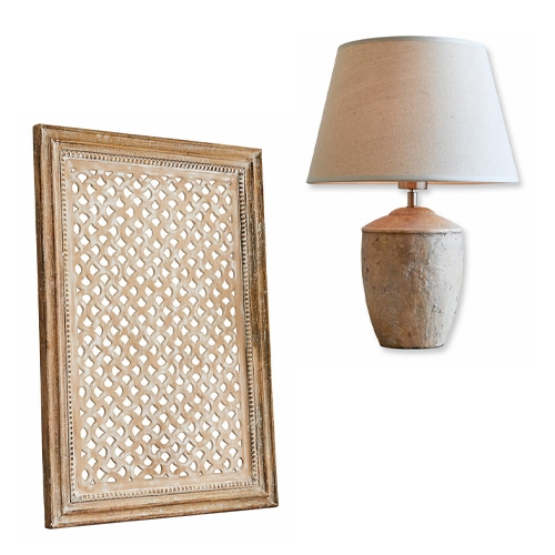 Houten geperforeerde lijst en tafellamp met beige kap en stenen voet