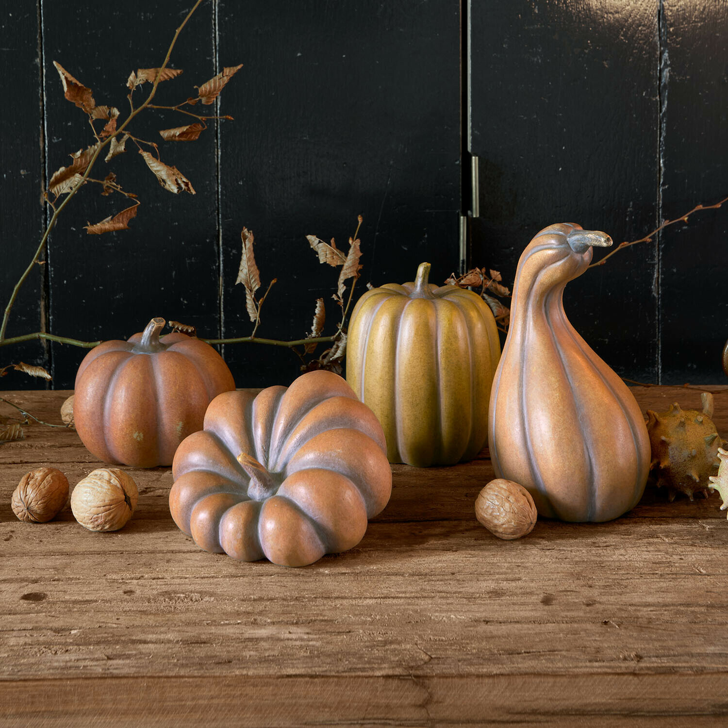 Pompoen set van 4 Mavoreta Decoratieve keramische pompoenen in bruin- en groentinten op houten tafel met walnoten