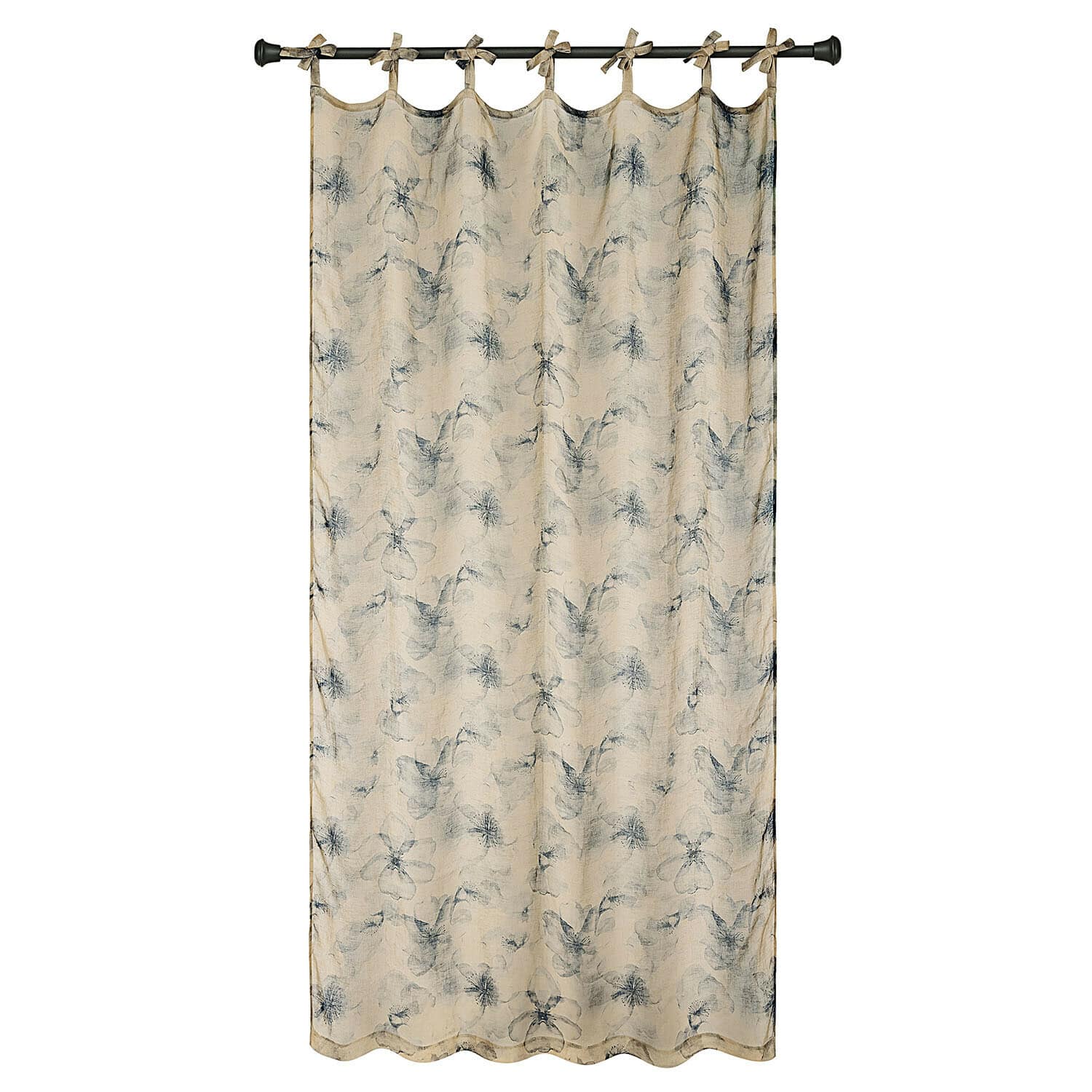 Beige gordijn met subtiel blauw bloemmotief van lichte stof, decoratieve raamversiering