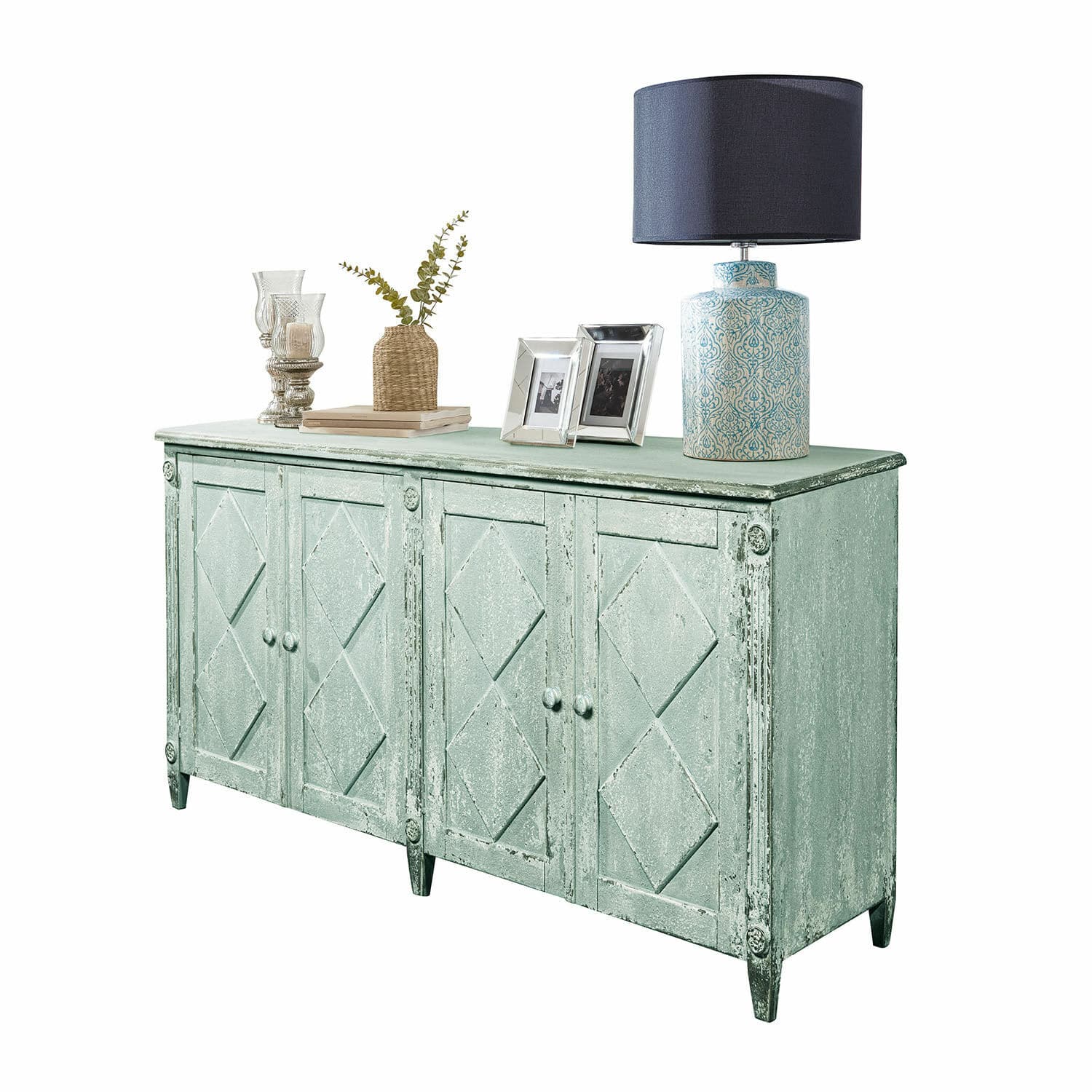 Vintage houten dressoir in groene kleur met decoratieve panelen en lamp erop