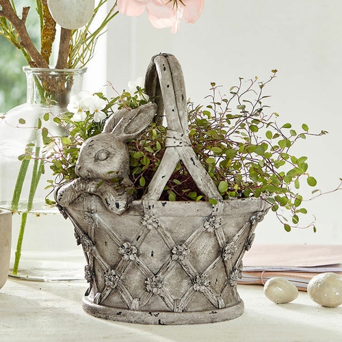 Decoratieve grijze keramische mand met konijnmotief en bloemen, lentehuisdecoratie