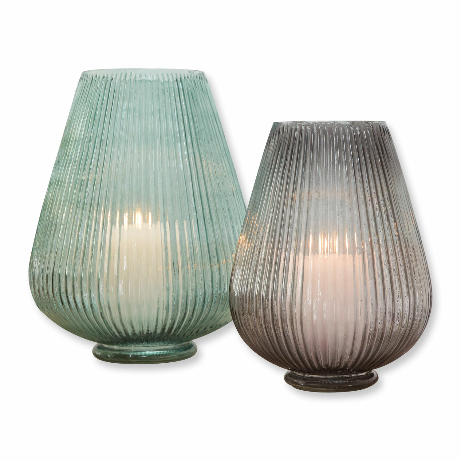 Twee decoratieve glazen lantaarns in groen en grijs met witte kaarsen, stijlvolle interieurdecoratie