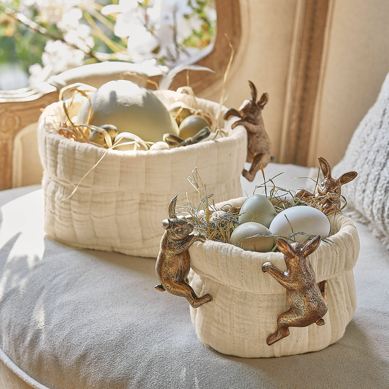 Mand set van 2 Huillé Decoratieve crèmekleurige stoffen manden met messing konijntjes en pastelkleurige eieren voor Pasen