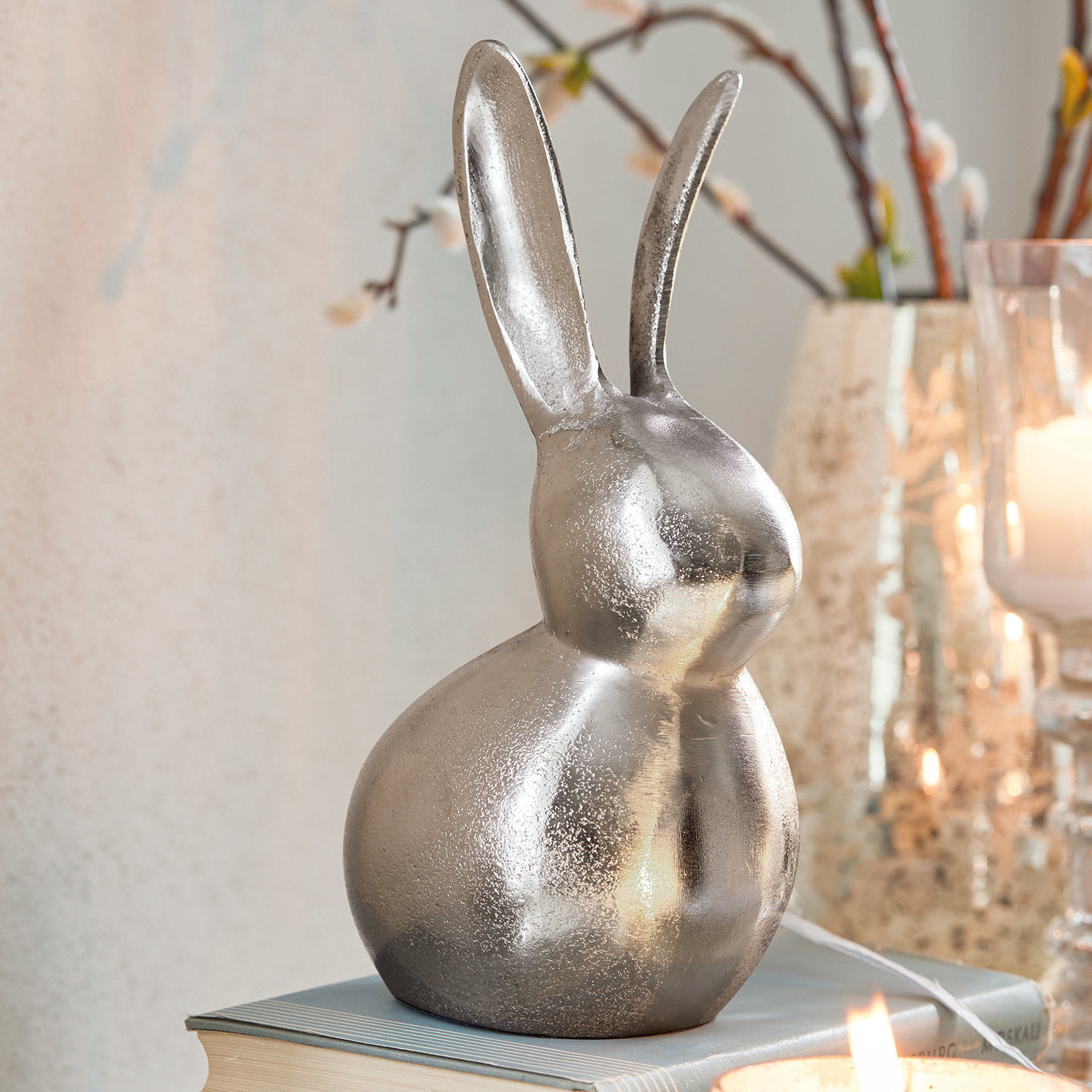 Sierhaas Benji Decoratieve zilveren metalen konijn op boek, paasdecoratie voor interieur