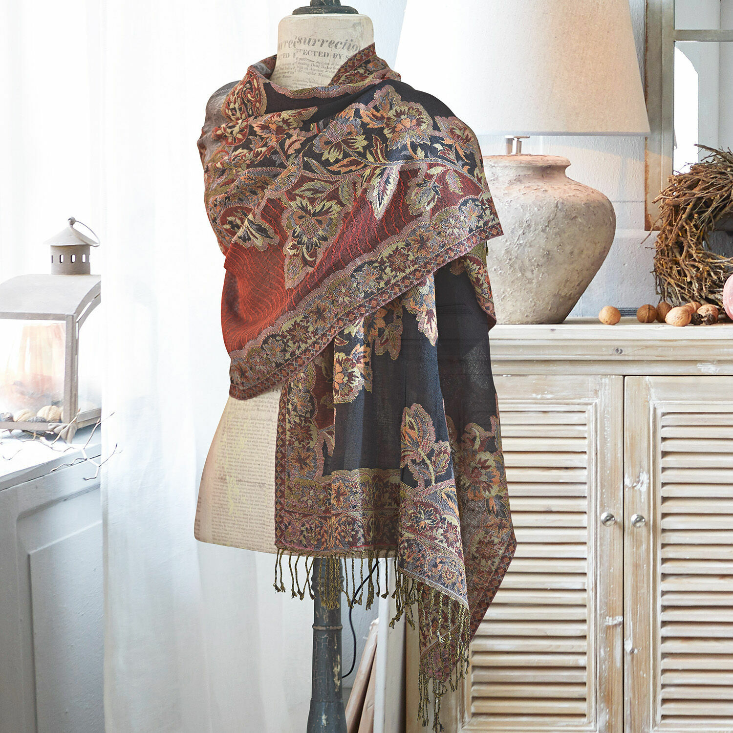 Sjaal Albon Sjaal met bloemenpatroon in rood en zwart met franjes, modeaccessoire en woondecoratie