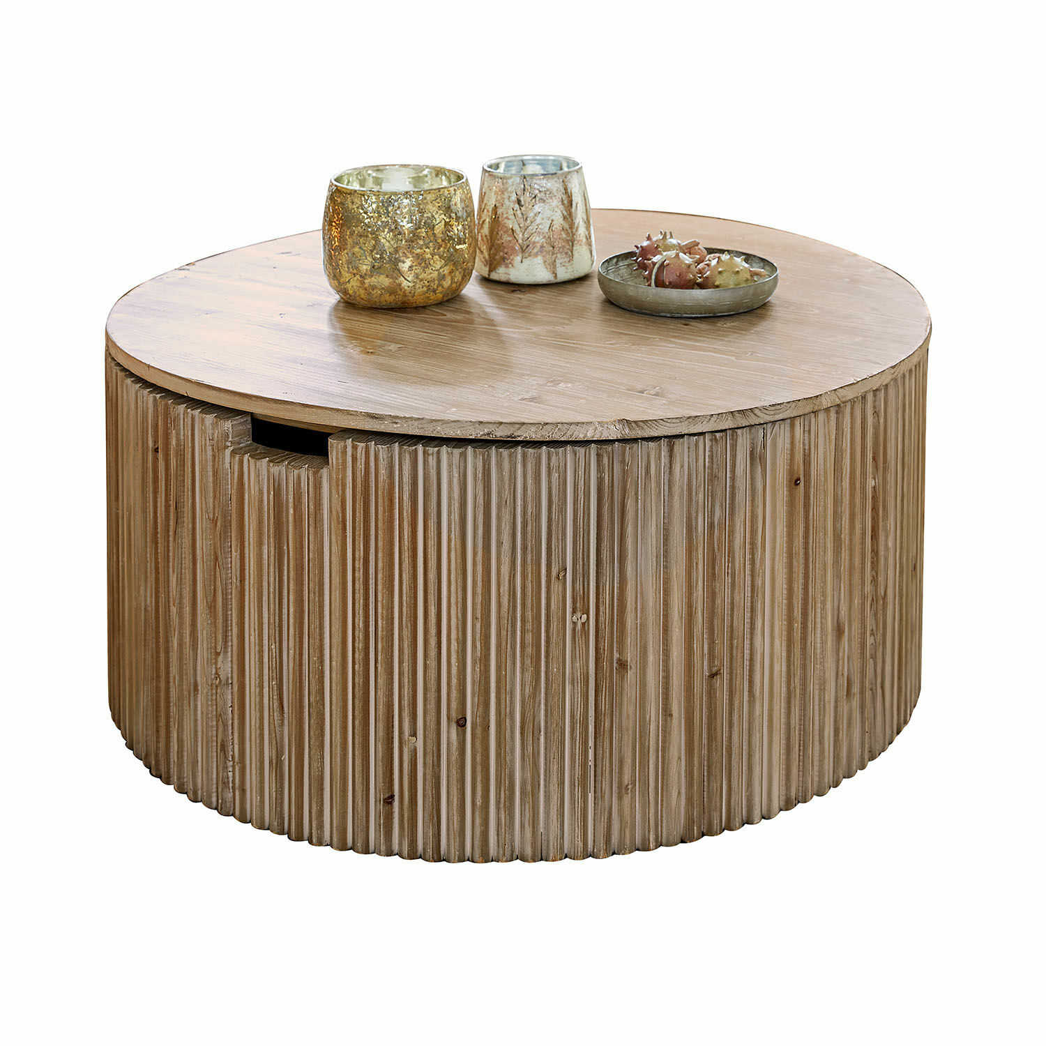 Ronde salontafel van natuurlijk hout met decoratieve kaarsenhouders op het blad