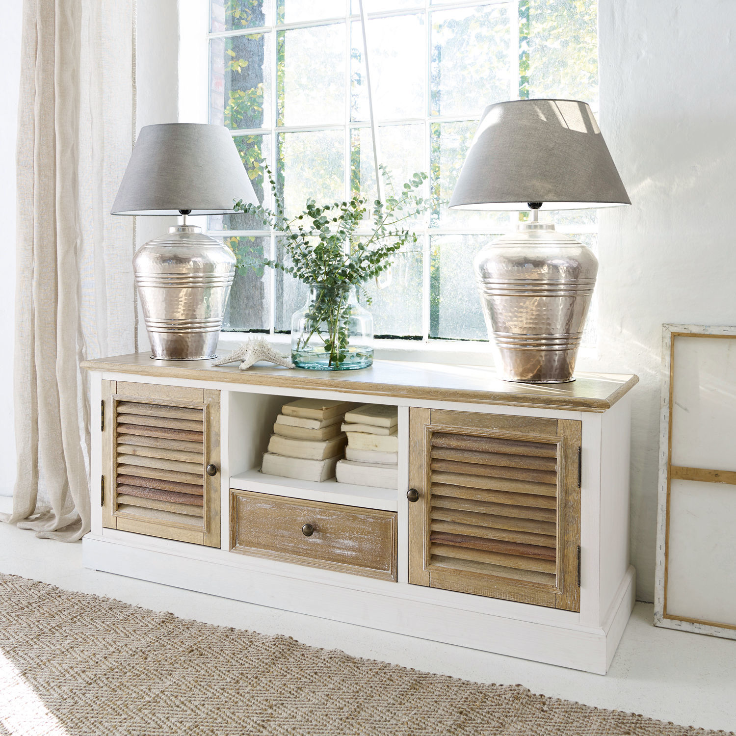 Sideboard Glencoe Witte houten dressoir met natuurlijk blad en lamellen deuren, gedecoreerd met lampen en boeken