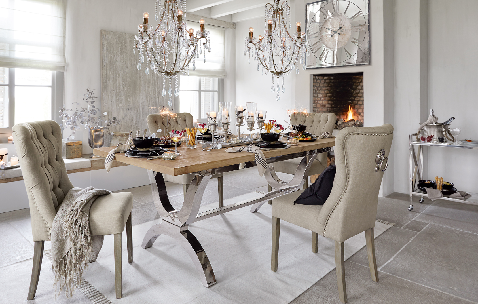 Klassieke eetkamer met houten tafel en beige gestoffeerde stoelen, elegante verlichting en stijlvolle decoratie