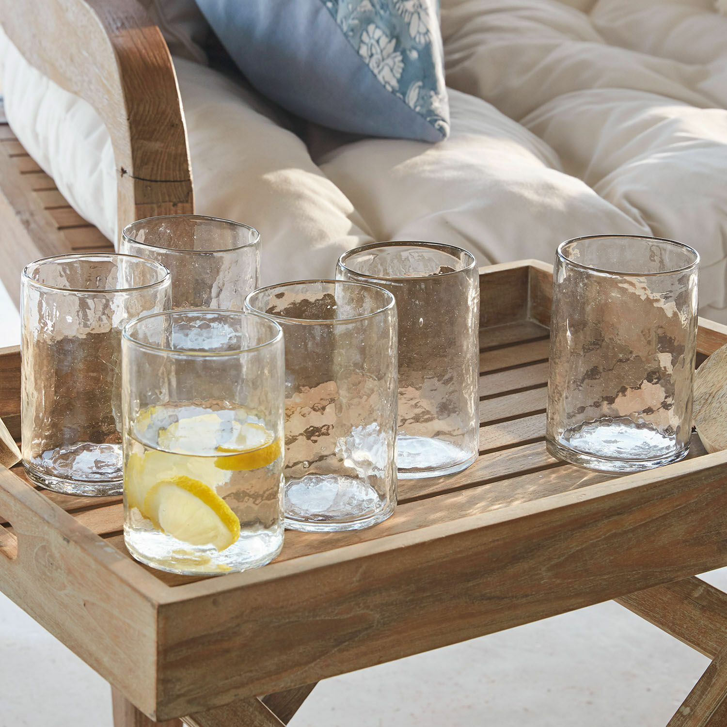 Glas set van 6 Clarksville Set van zes transparante, gestructureerde glazen op een houten dienblad voor het serveren van dranken