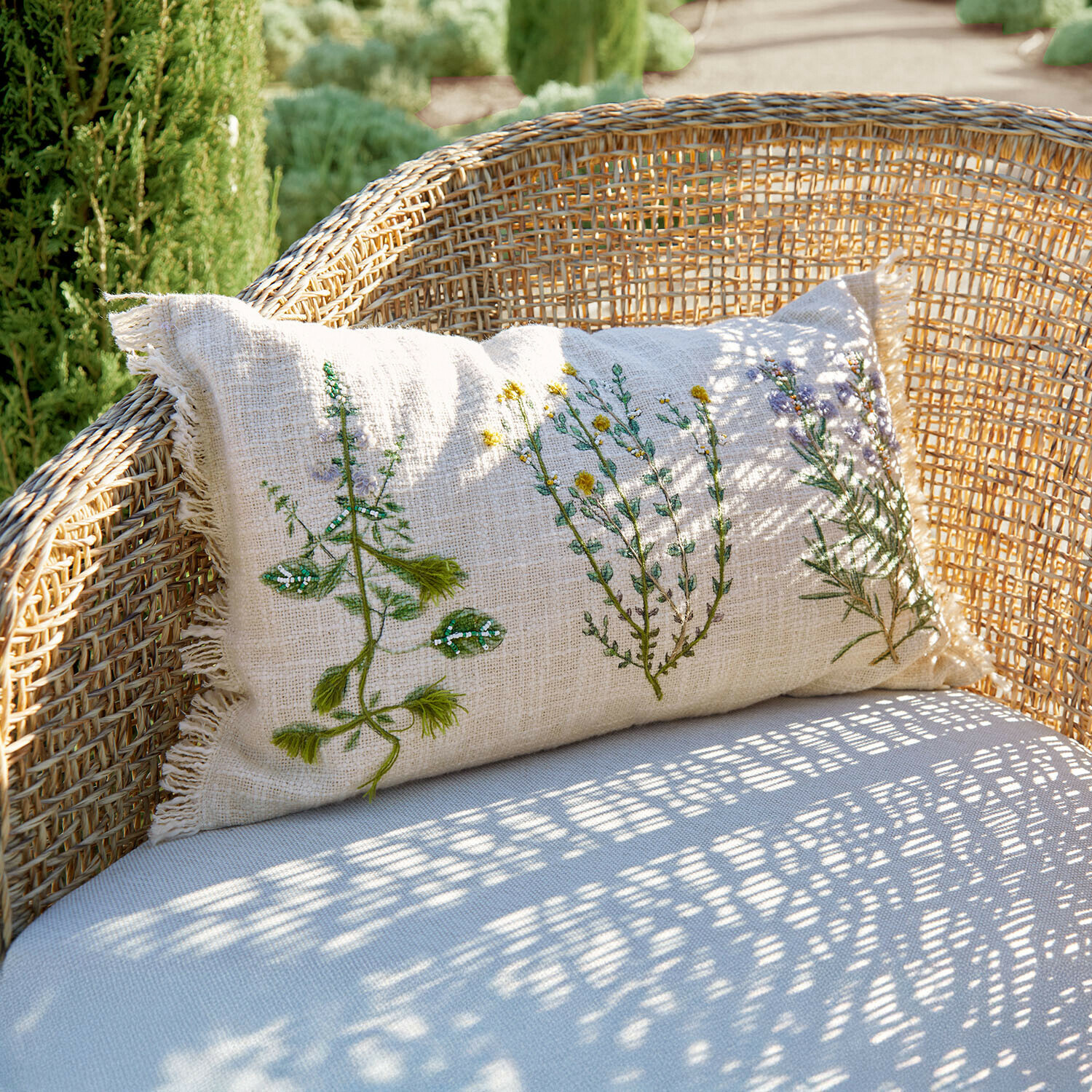 Kussenhoes Sélomiane Beige linnen kussen met plantenborduursel op rotan stoel, tuinaccessoire