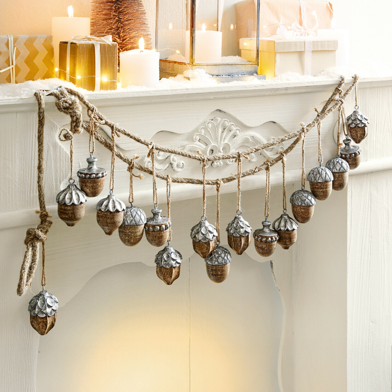Guirlande Morneau Guirlande met houten en metalen eikels in natuurlijke kleuren aan de open haard, kerstdecoratie