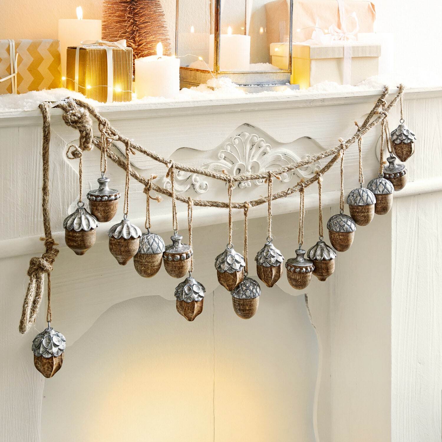 Guirlande Morneau Guirlande met houten en metalen eikels in natuurlijke kleuren aan de open haard, kerstdecoratie