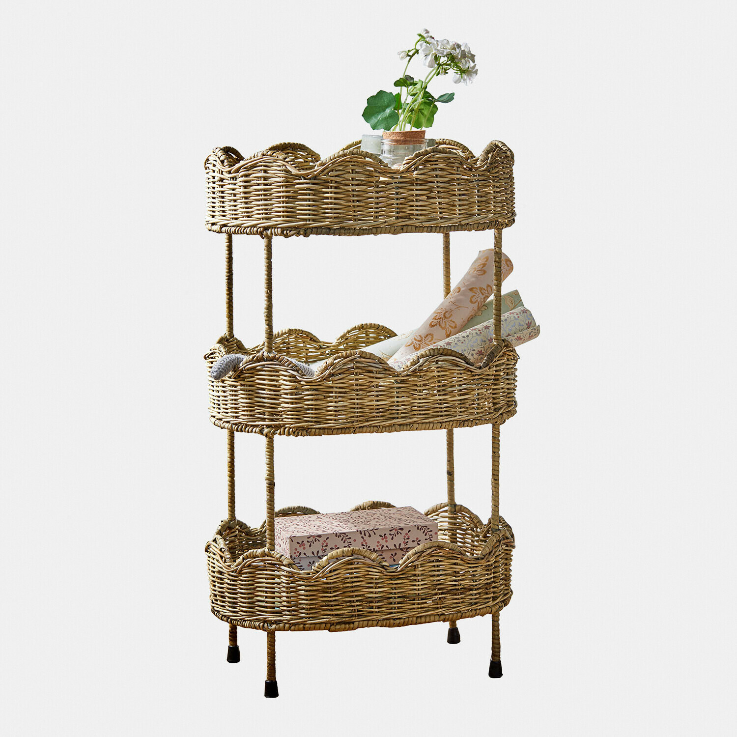 Rek voor kinderen Tinytreasure Drie niveaus rieten rek in natuurlijke kleur met decoratieve items en plant