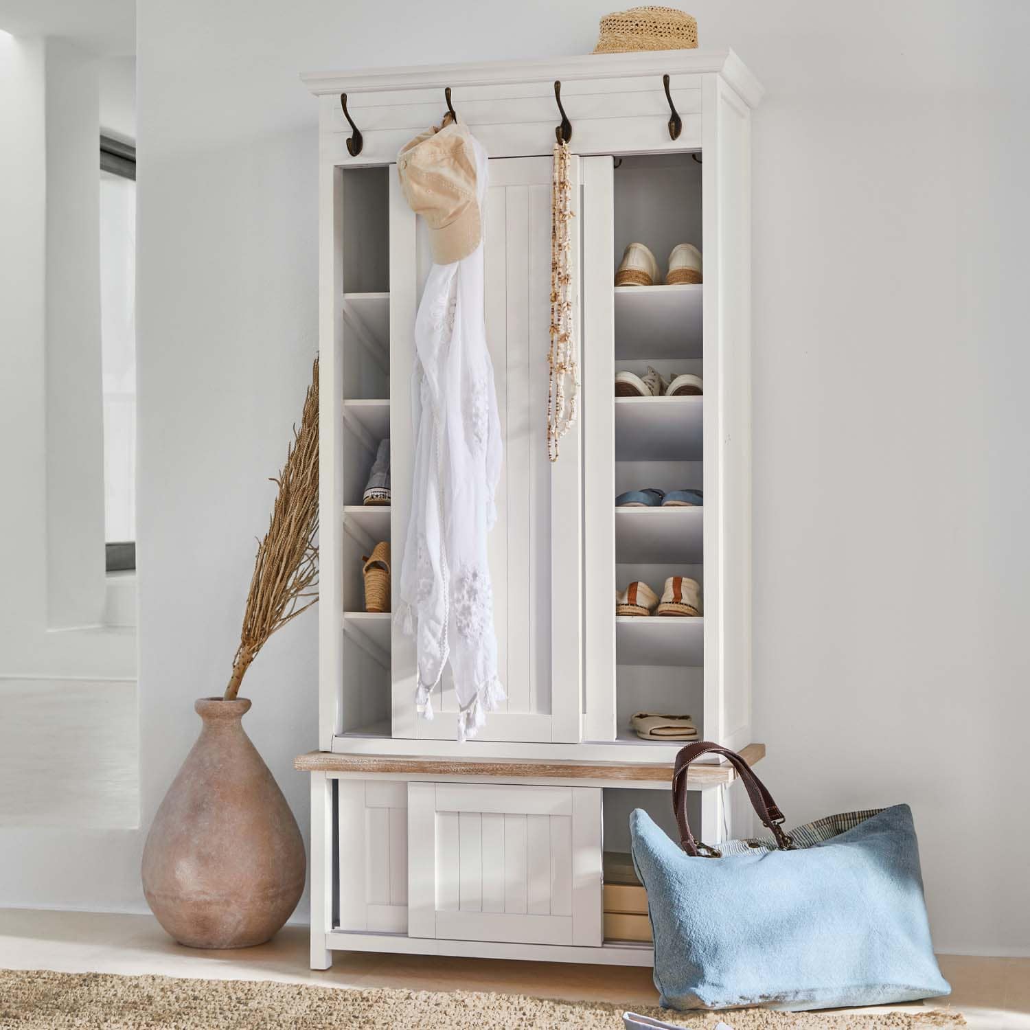 Witte houten schoenenkast met haken en planken, stijlvolle opbergruimte voor schoenen en accessoires