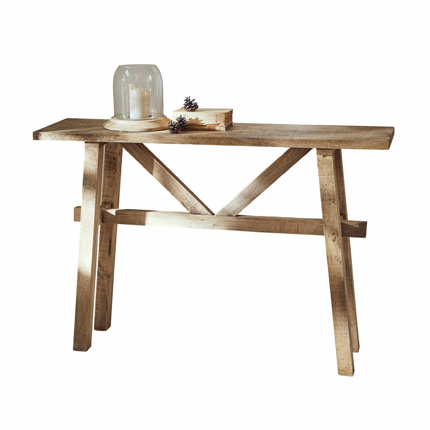Sidetable Nael Houten sidetable in natuurlijke kleur met kaars- en dennenappeldecoratie, rustiek meubel