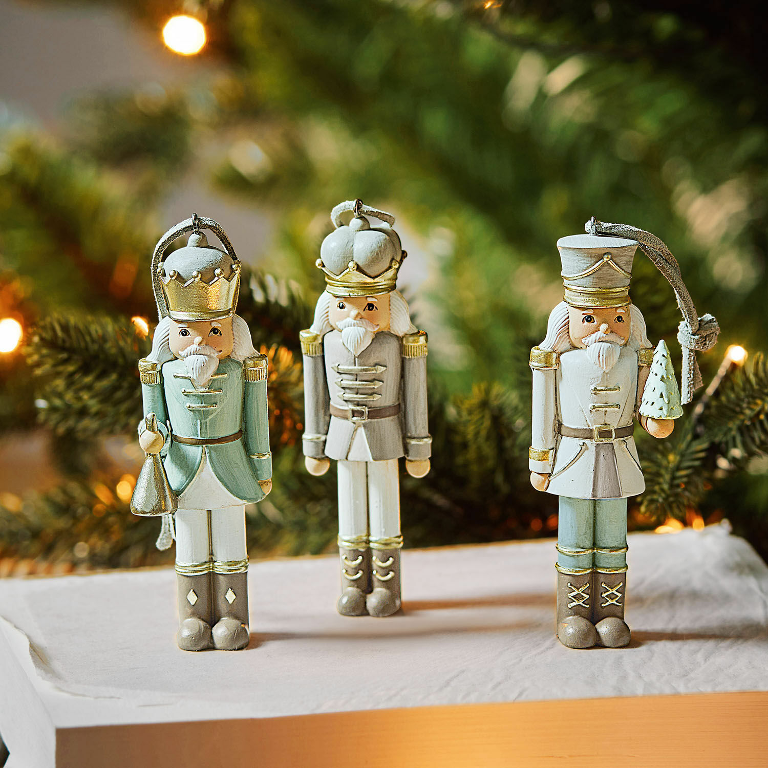 Hanger set van 3 Randolph Set van drie houten notenkrakers in pastelkleuren voor kerstdecoratie