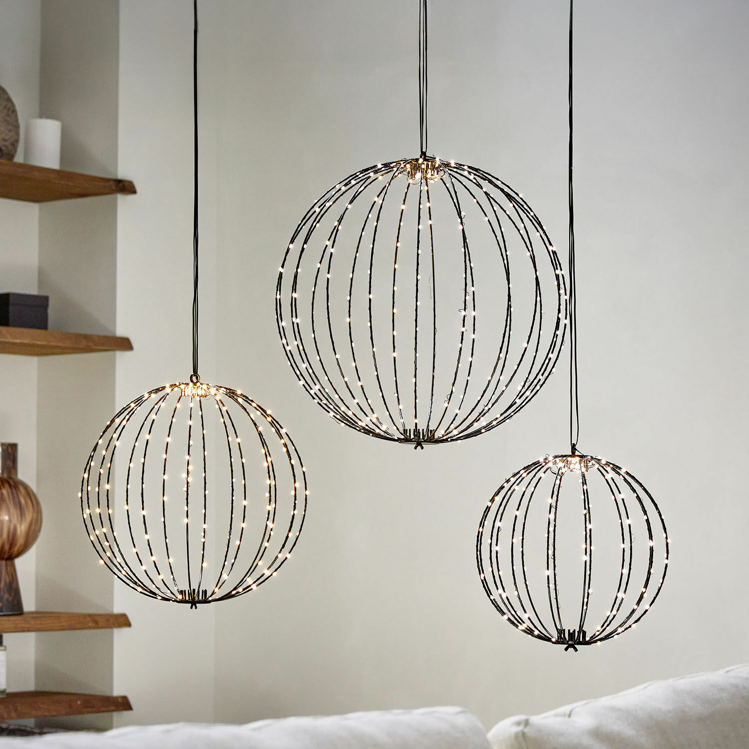 Ledlichtbol set van 3 Brilliante Drie bolvormige hanglampen van metaal met warm wit LED-licht voor een modern interieur