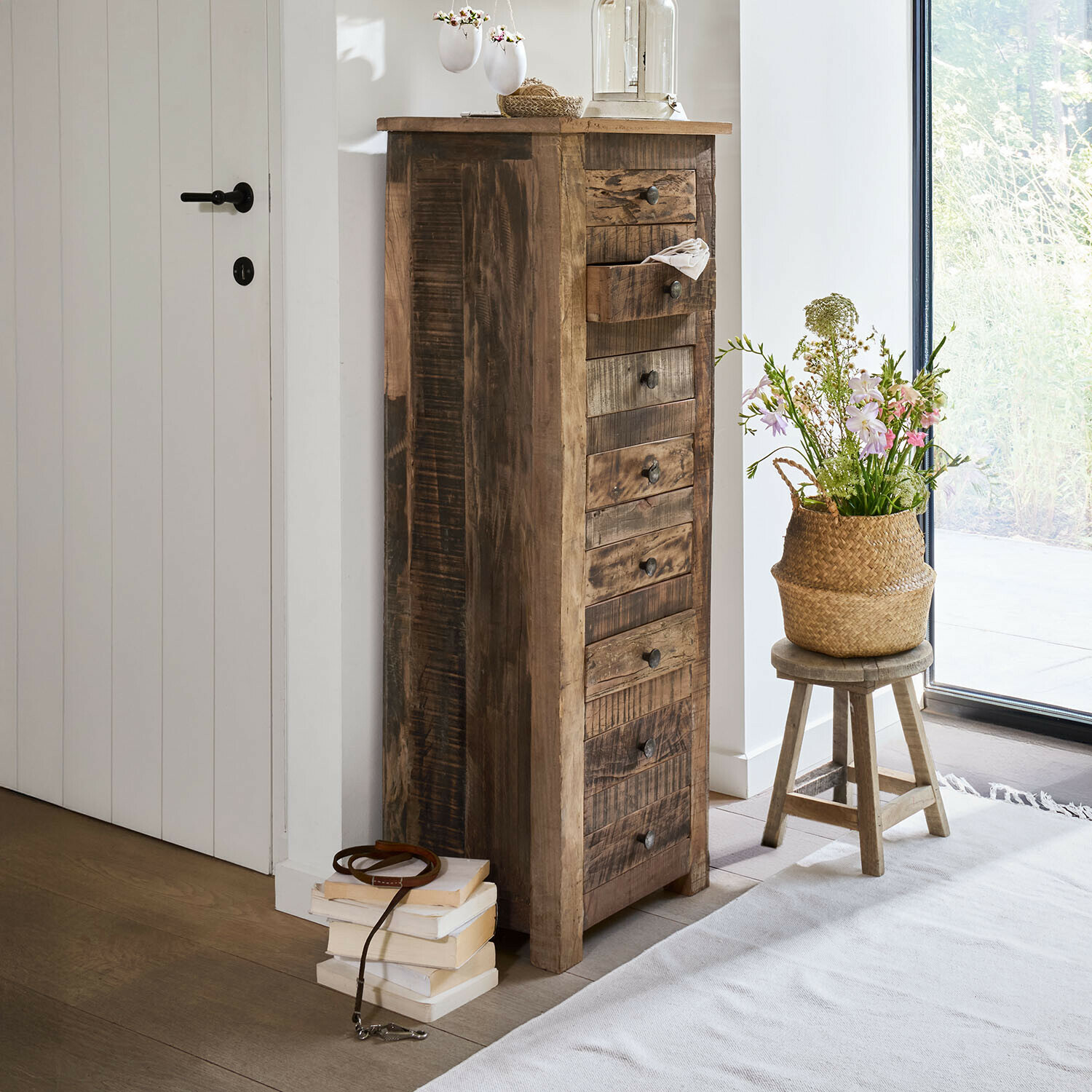Hoge rustieke houten kast met meerdere lades in natuurlijke bruine kleur voor opbergruimte