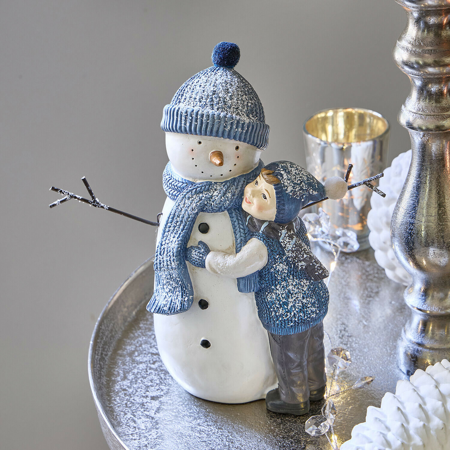 Decoratieve sneeuwpop met kind Tedvik