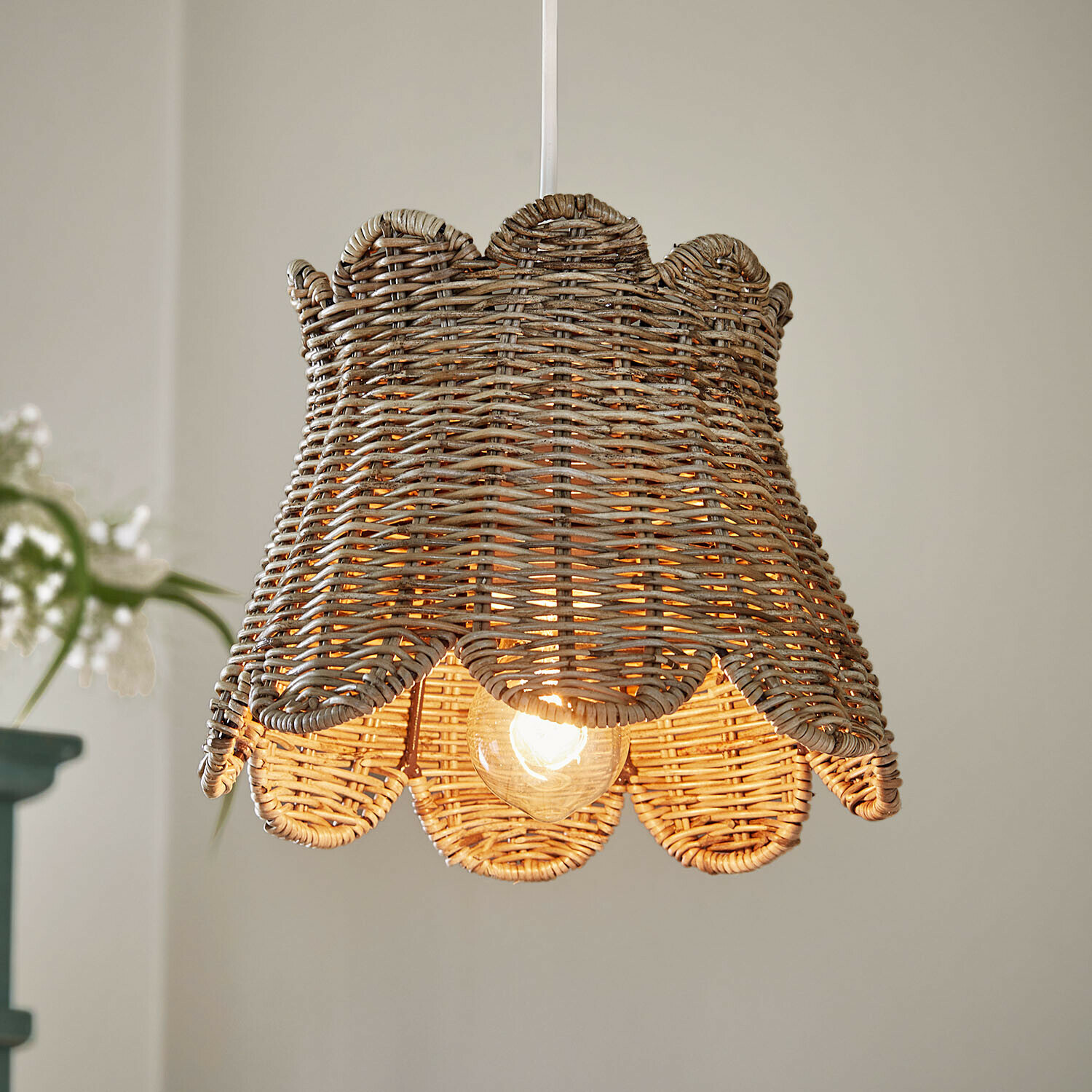 Hanglamp van gevlochten riet in natuurlijke kleur met decoratieve kap en warm licht