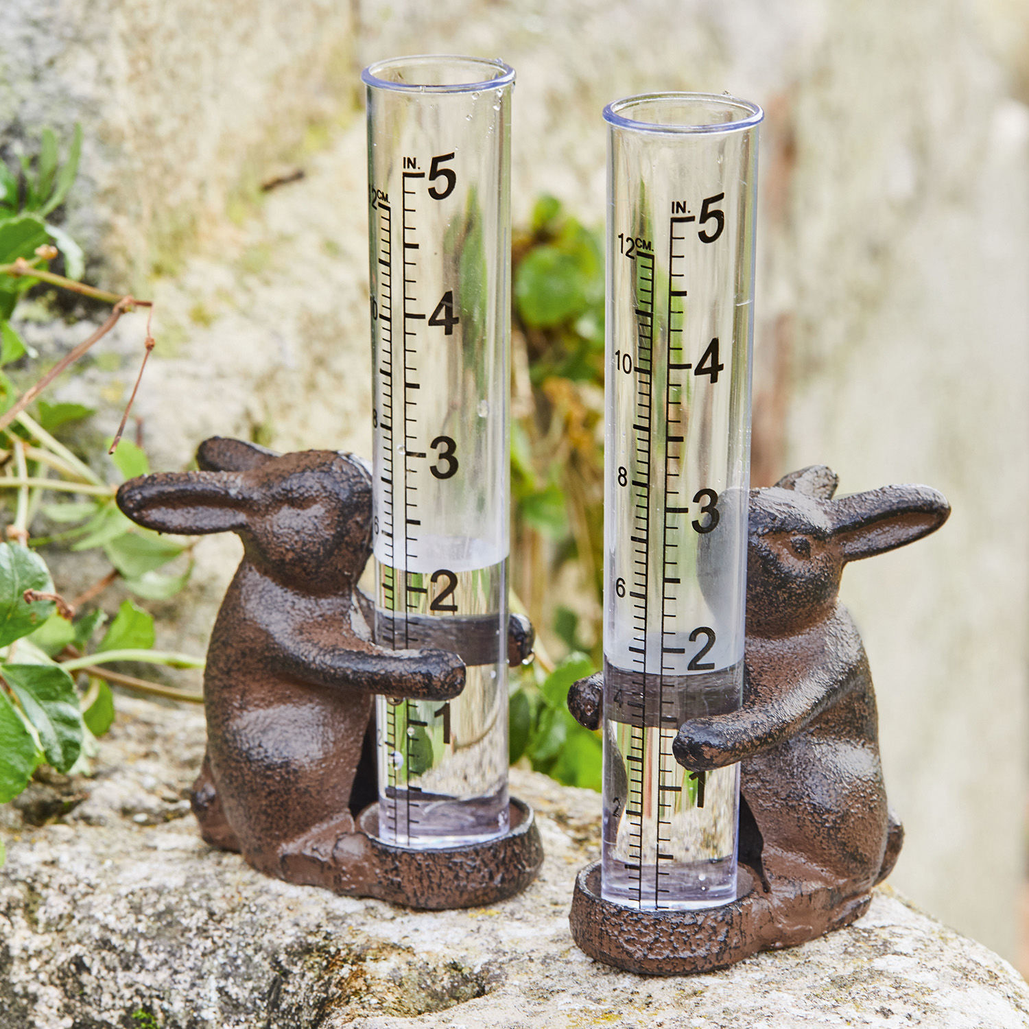 Regenmeter set van 2 Emir Twee bruine regenmeters van metaal en kunststof in konijnvorm voor tuin