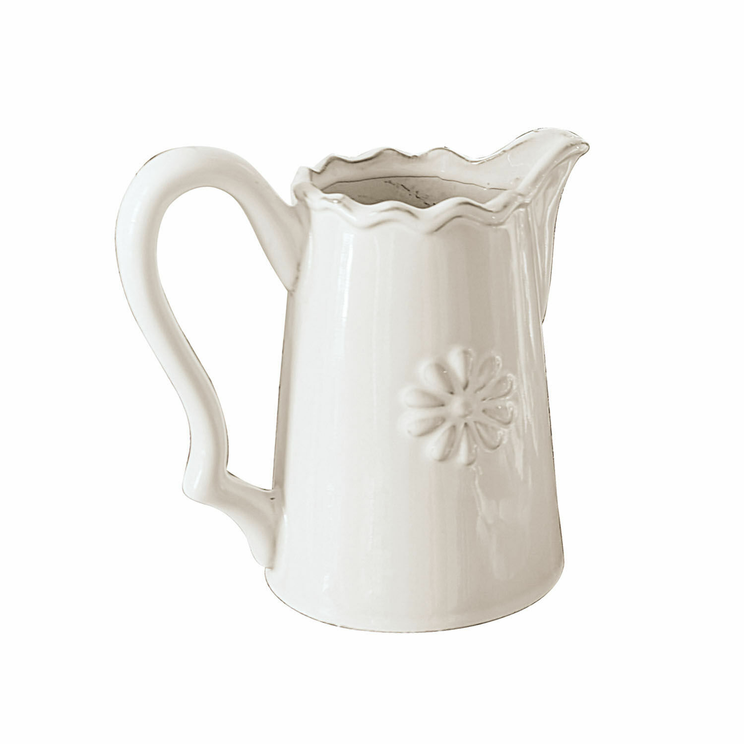 Witte keramische kan met bloemmotief en golvende rand voor het serveren van dranken