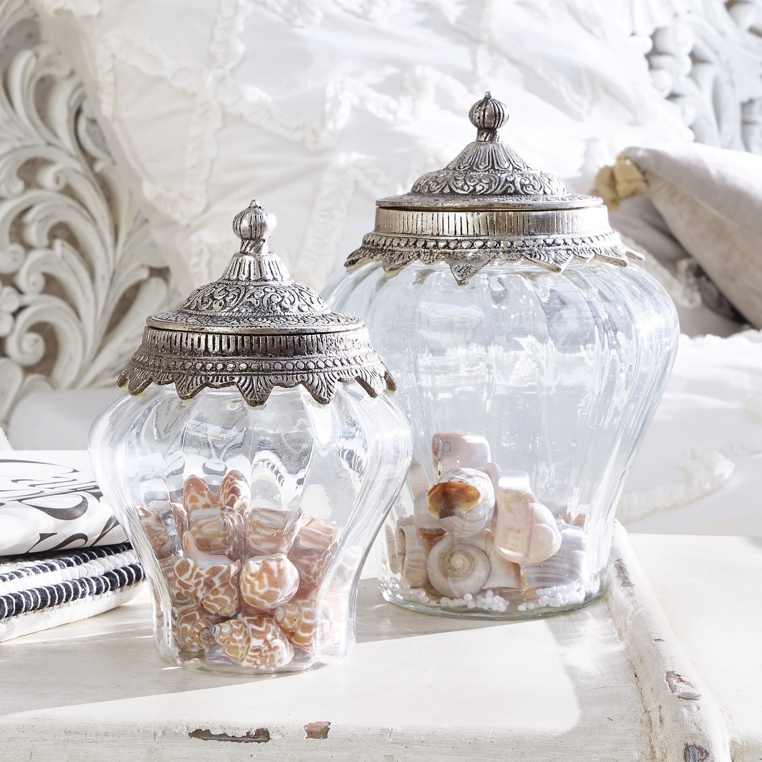 Glazen pot set van 2 Isaline Glazen potten met decoratieve metalen deksels in vintage stijl gevuld met schelpen