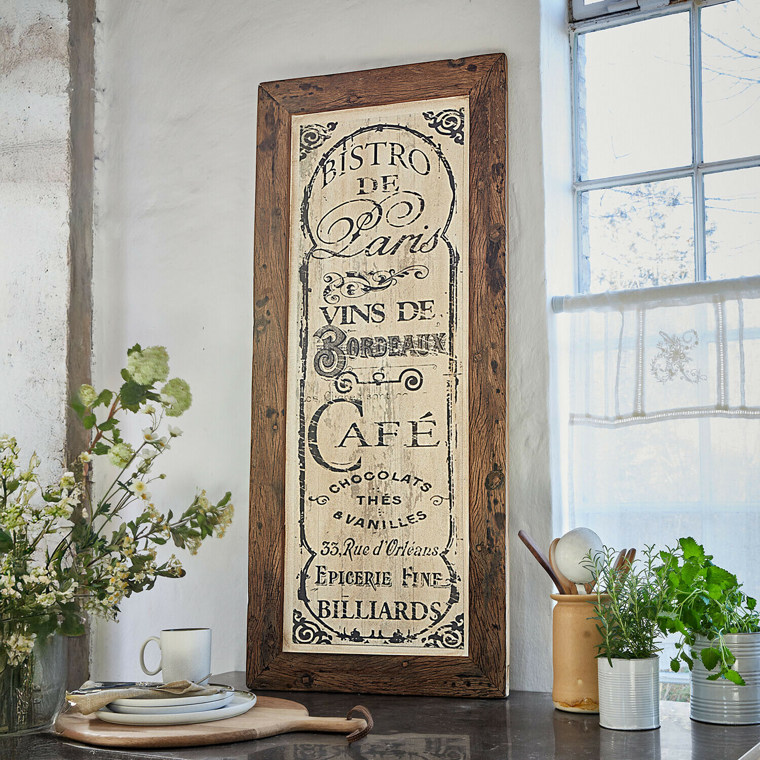 Rustieke wanddecoratie met houten lijst en vintage bistro tekst voor keukeninrichting