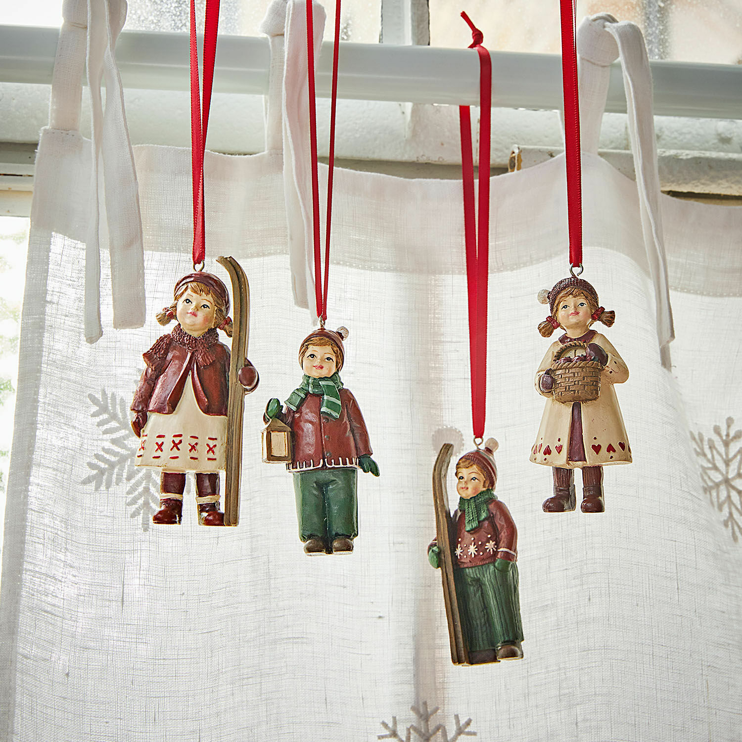 Hanger set van 4 Helgelund Kerstversieringen met kinderfiguren in winterkleding aan rode linten, raamdecoratie