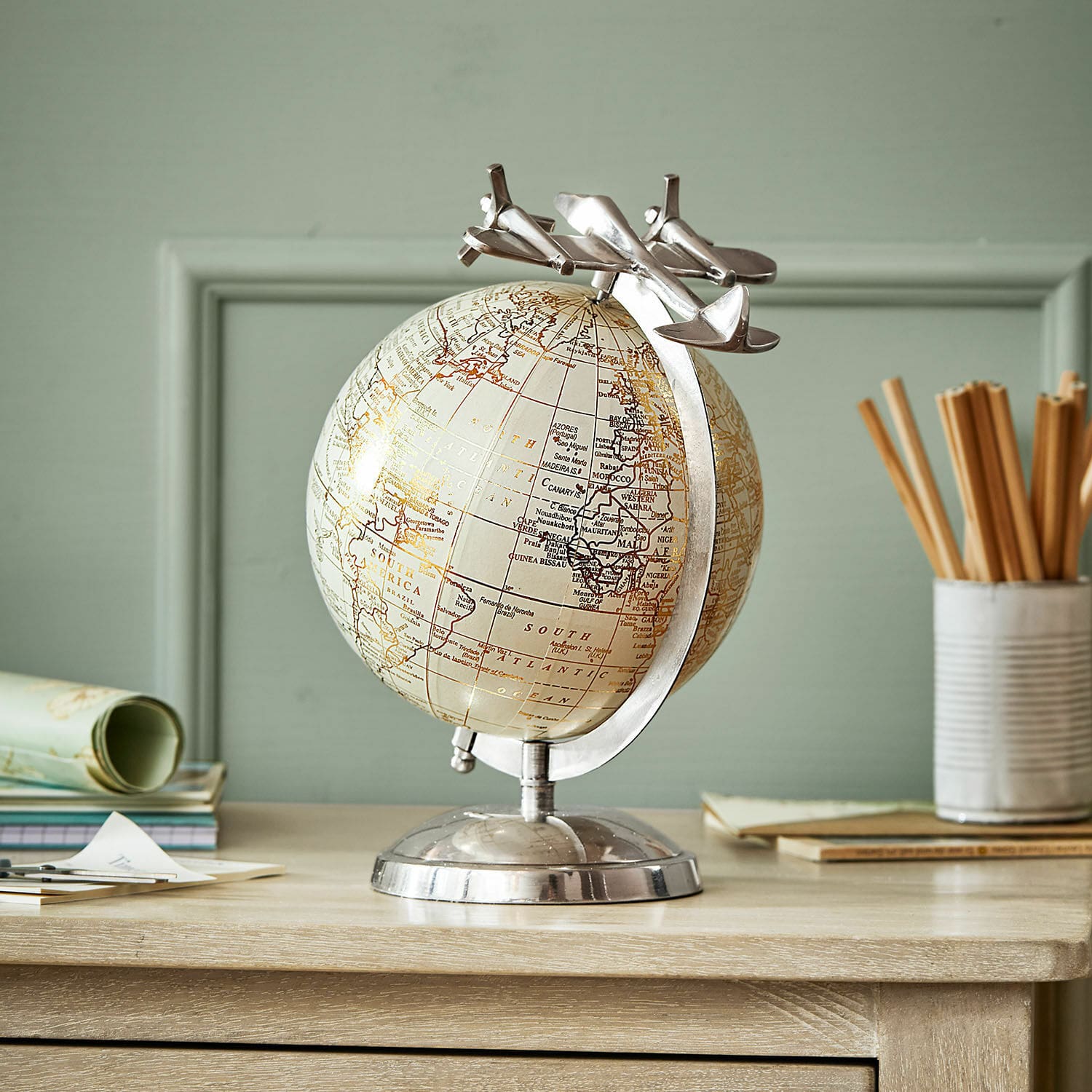 Decoratieve wereldbol Jollysail Decoratieve globe met beige kaart en metalen voet met vliegtuigen, stijlvolle bureauaccessoire