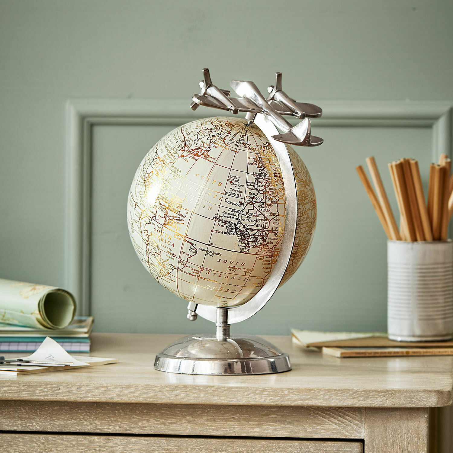 Decoratieve wereldbol Jollysail Decoratieve globe met beige kaart en metalen voet met vliegtuigen, stijlvolle bureauaccessoire