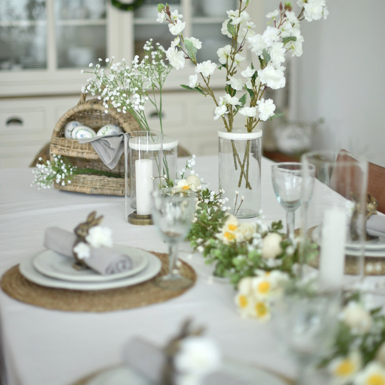 Een tafel met lenteaccenten