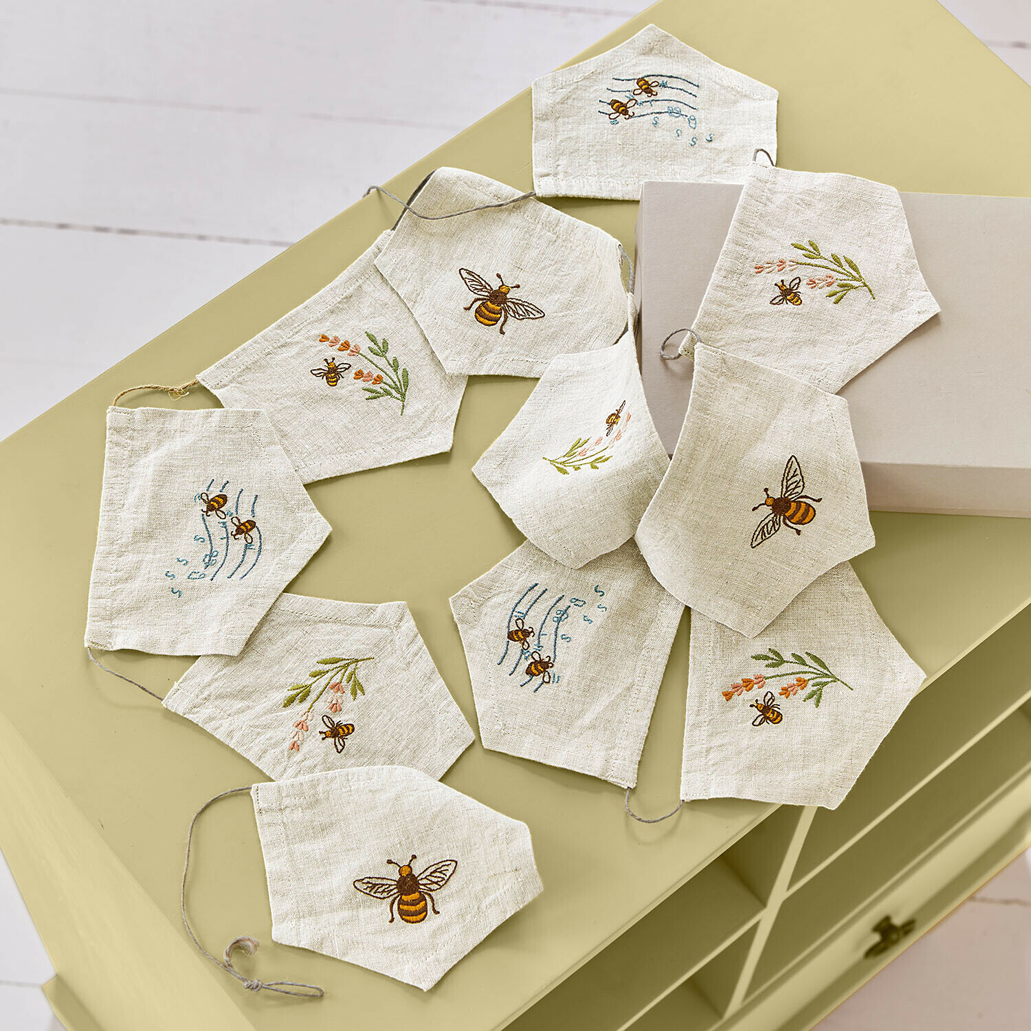 Linnen mondkapjes in natuurlijke kleur met borduurwerk van bijen en bloemen, duurzame bescherming