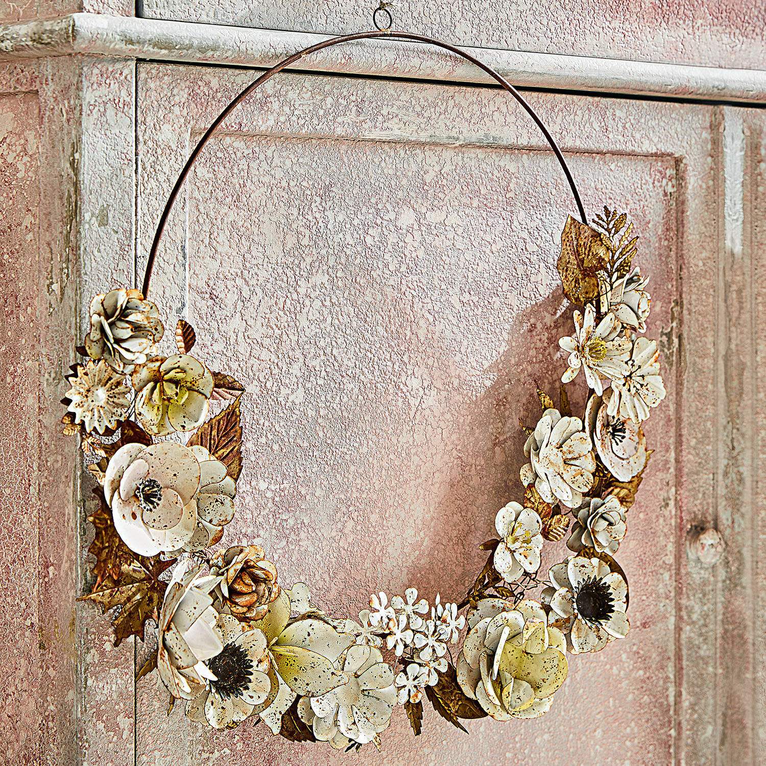 Decoratieve metalen krans met crèmekleurige bloemen, stijlvolle wanddecoratie voor binnen
