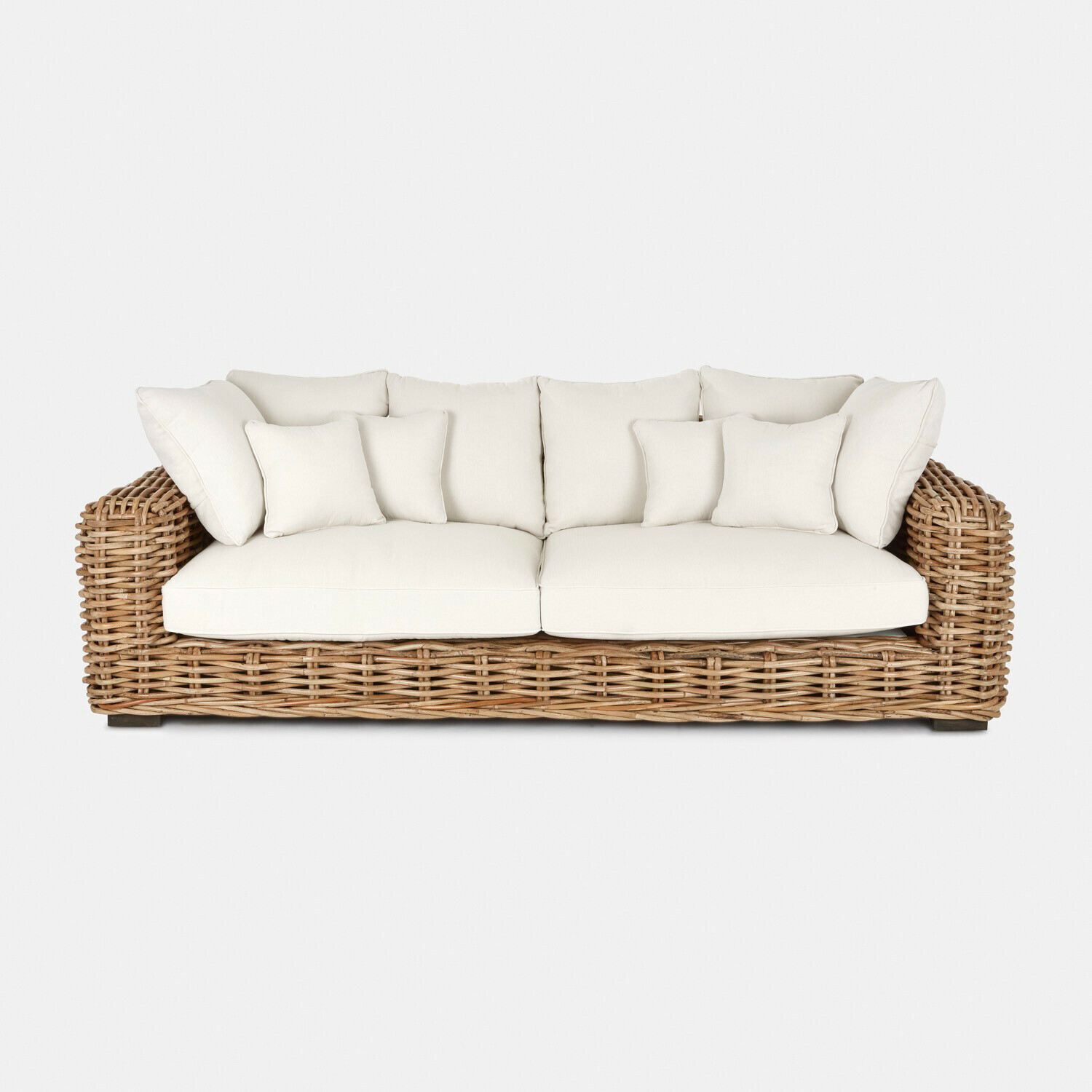 bruin/crème Bank Rimini van natuurlijk rattan met crèmekleurige kussens, comfortabele woonkamermeubel