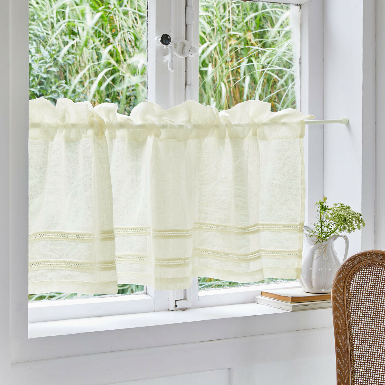 Korte crème linnen gordijn met fijne details, ideaal voor keuken, natuurlijk materiaal en licht ontwerp