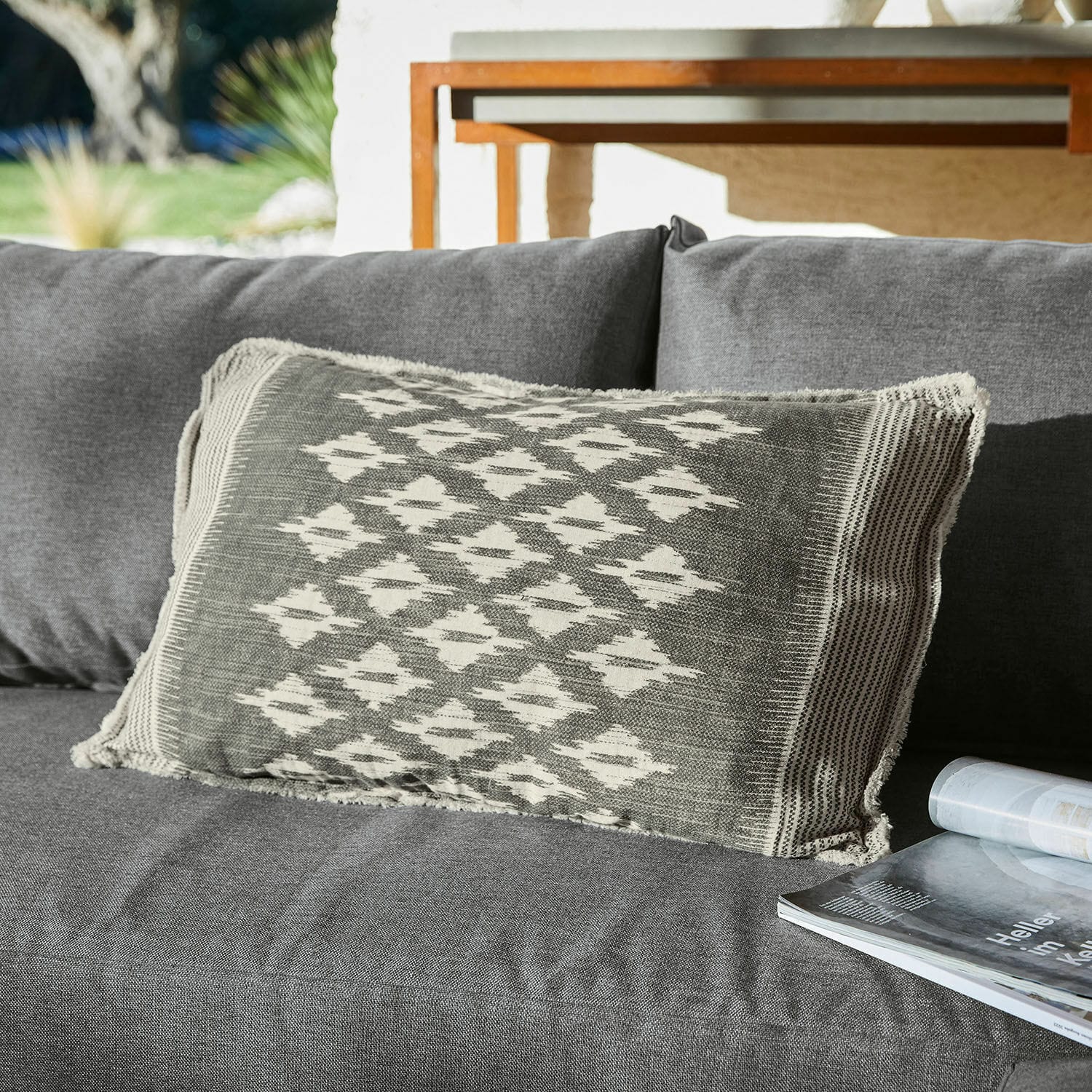 Kussenhoes Gravelines Grijs sierkussen met geometrisch patroon op grijze bank, modern woontextiel