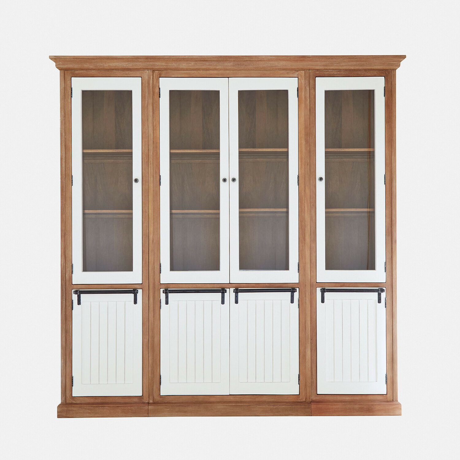 Grote houten vitrinekast met witte deuren en glazen panelen voor stijlvolle opbergruimte