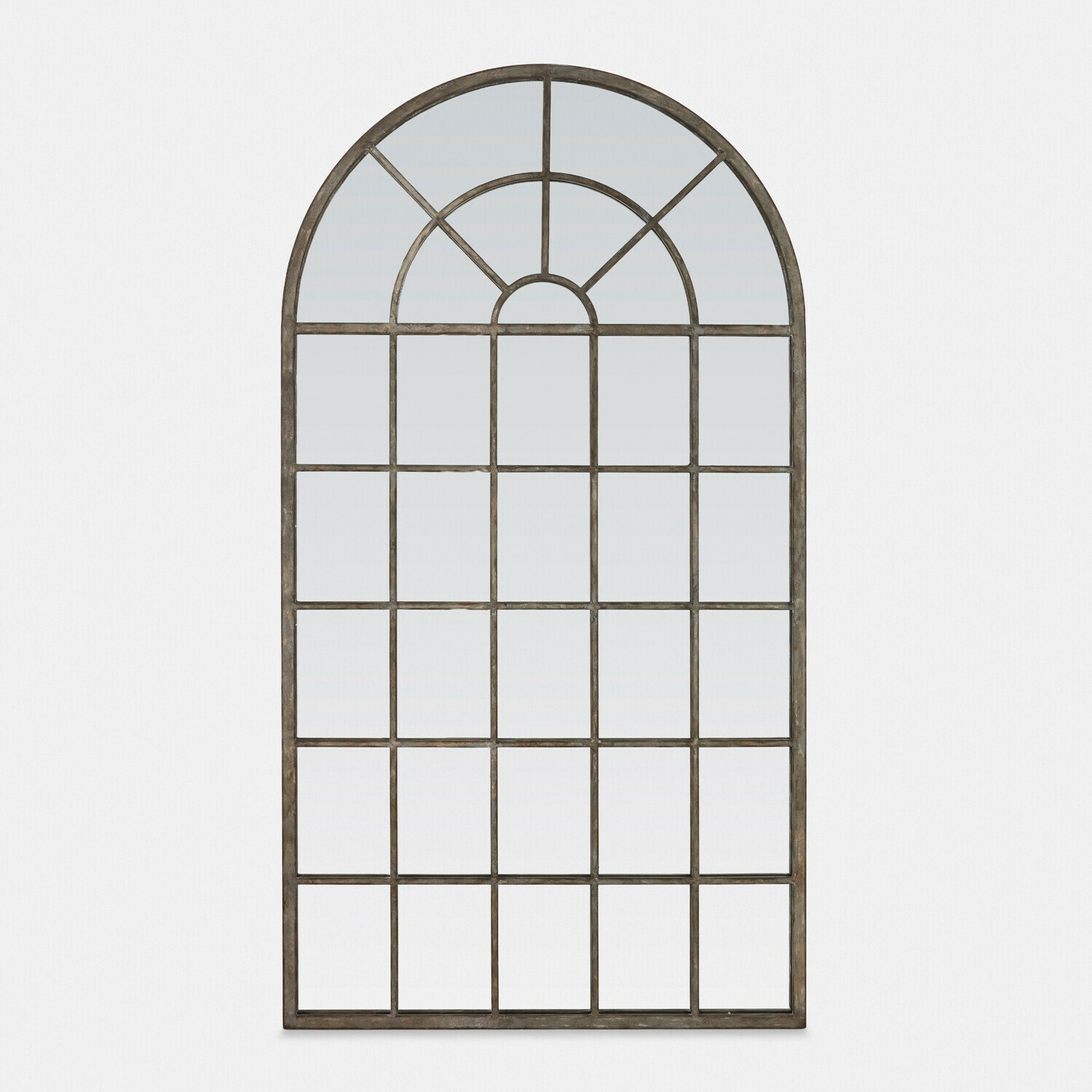 Spiegel Parielle Grote wandspiegel met metalen frame in gepatineerd bruin, boogvormig met roosterindeling.