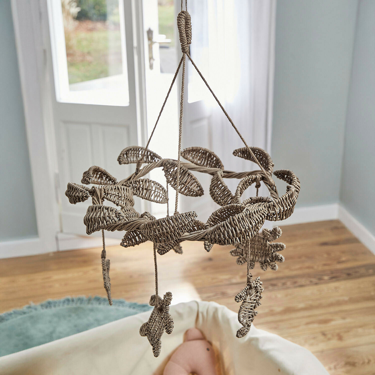 Mobile Étoille Hangende decoratie van natuurlijke wilgentenen met bladeren en dieren, kinderkameraccessoire